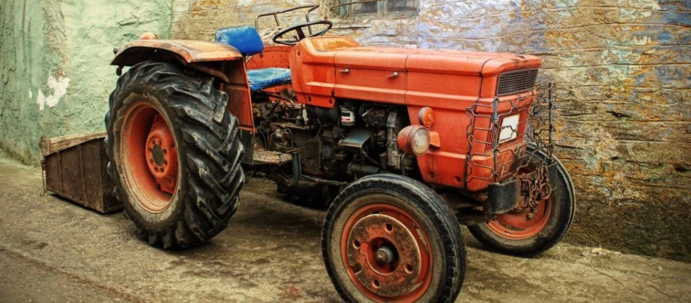 Κρήτη: Άτυχος άνδρας εγκλωβίστηκε κάτω από τρακτέρ